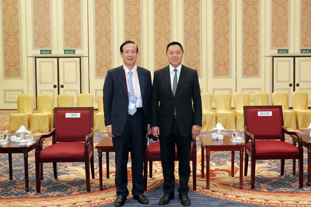 經濟財政司司長梁維特先生與台灣商業總會理事長賴正鎰先生合影