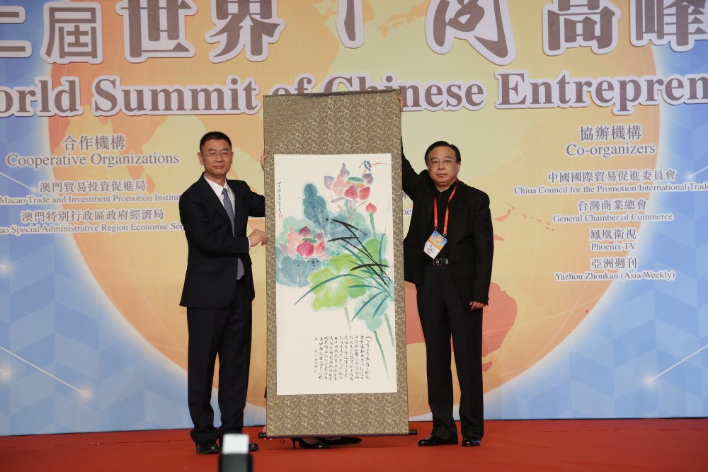 中國著名畫家黃月先生代表大會致送紀代品予中聯辦副主任姚堅先生