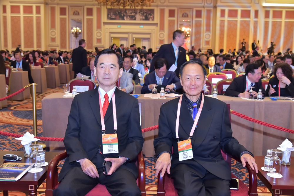 台北市商業會理事長王應傑先生與美國華商聯合會會長吳宗錦先生