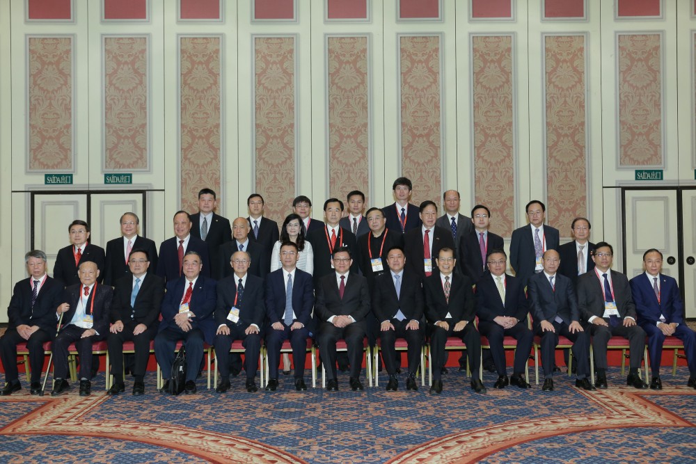 第十二屆世界華商高峰會經濟財政司司長梁維特先生與嘉賓們合影