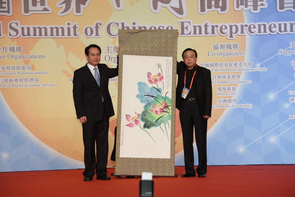 中國著名畫家黃月先生代表大會致送紀代品予國務院僑務辦公室副主任譚天星先生
